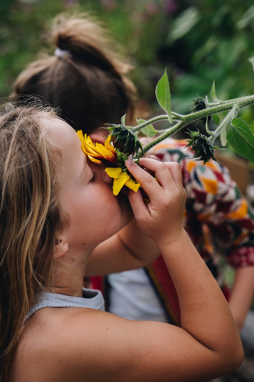 Kind met zonnebloem