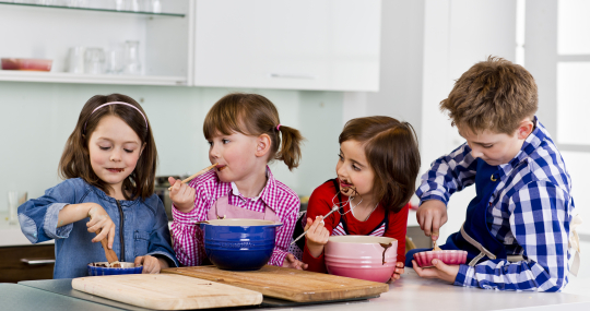 kinderen met kookspullen